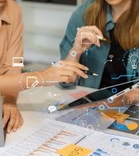 A pciture of people working togetehr with AI